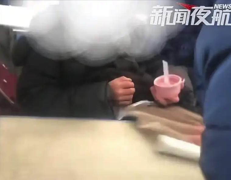 男生乘火車發(fā)現(xiàn)女生要坐40小時(shí)硬座