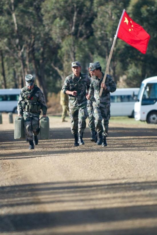 震區(qū)小女孩在解放軍戰(zhàn)士面前跳起舞