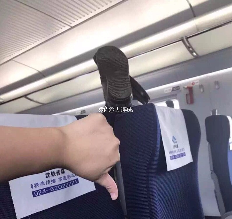 女子高鐵上亂伸腳 前排乘客忍一路