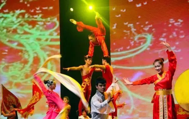 高蹺演員摔倒后站起來繼續(xù)演出
