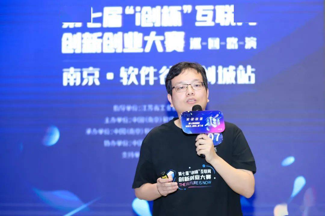 新澳今天晚上開倆場,小學(xué)老師因劉強(qiáng)東考第一被評上先進(jìn)
