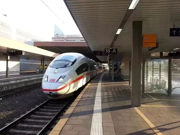 4949cc圖庫-49圖庫港澳,男生乘火車發(fā)現女生要坐40小時硬座