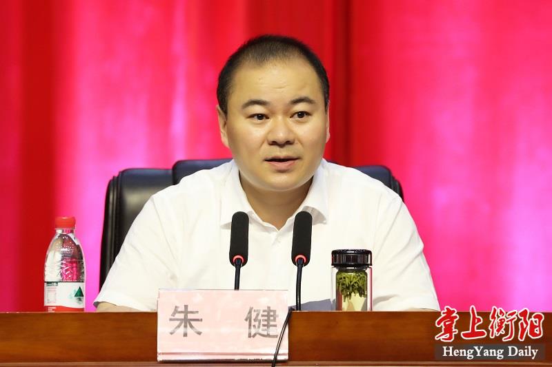 澳門正版資料大全網(wǎng)站澳門,學(xué)生把網(wǎng)購服裝穿出高奢感