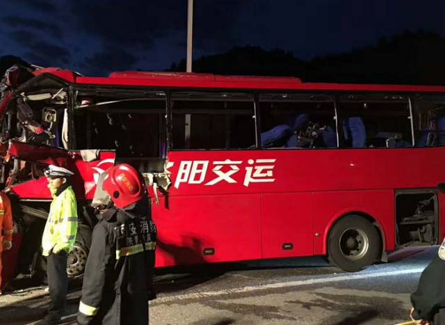 香港紅姐論壇資料大全,客車(chē)側(cè)翻路邊多名傷者送醫(yī)治療