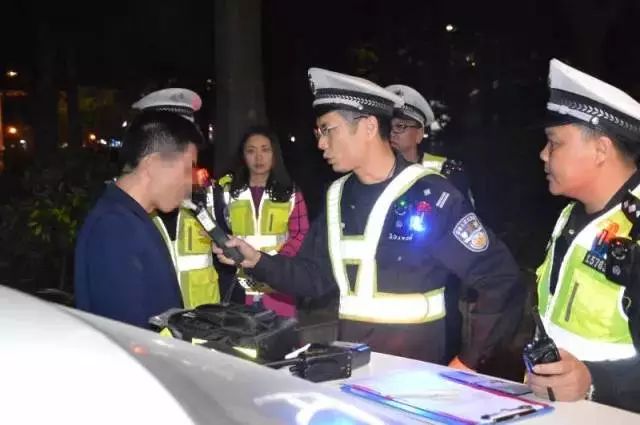 2025年澳門碼今晚開獎結(jié)果統(tǒng)計,民警從3米高房頂跳下抓毒販