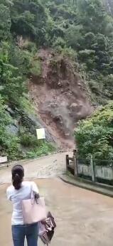 澳彩現(xiàn)場(chǎng)開獎(jiǎng)結(jié)果今天,加州一房屋躲過山火沒躲過山體滑坡