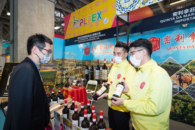 舊老澳門2025歷史開獎記錄大全,楊洋坐村頭臺階看打籃球創(chuàng)新性執(zhí)行計劃_UHD版95.73.11